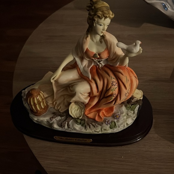 Lady statue - Picture 3 of 3